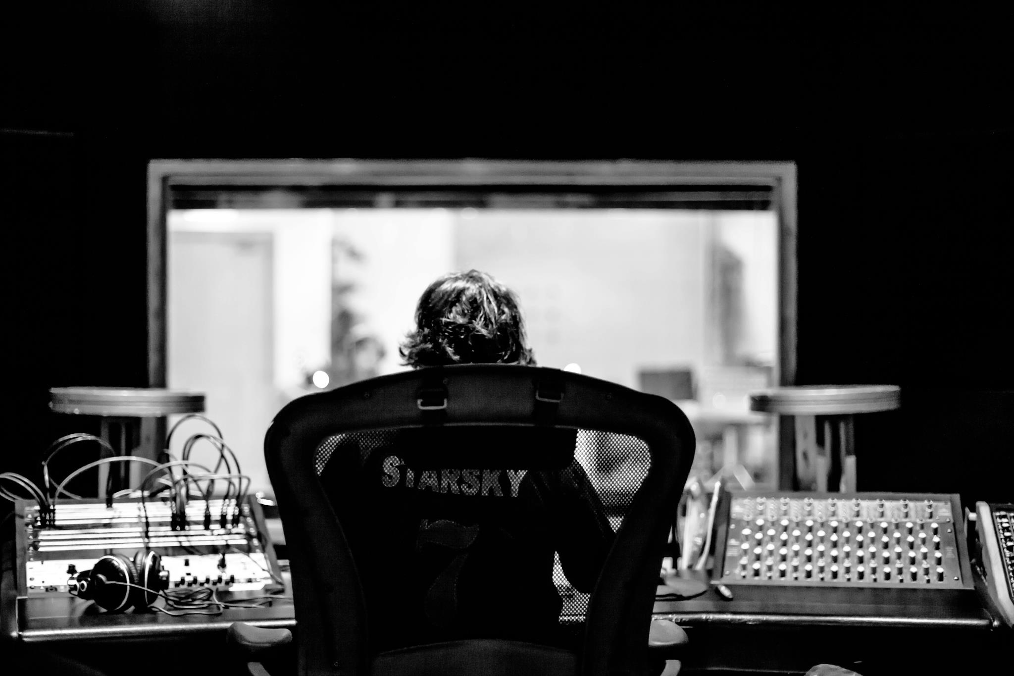 Black and white portrait from behind at the console